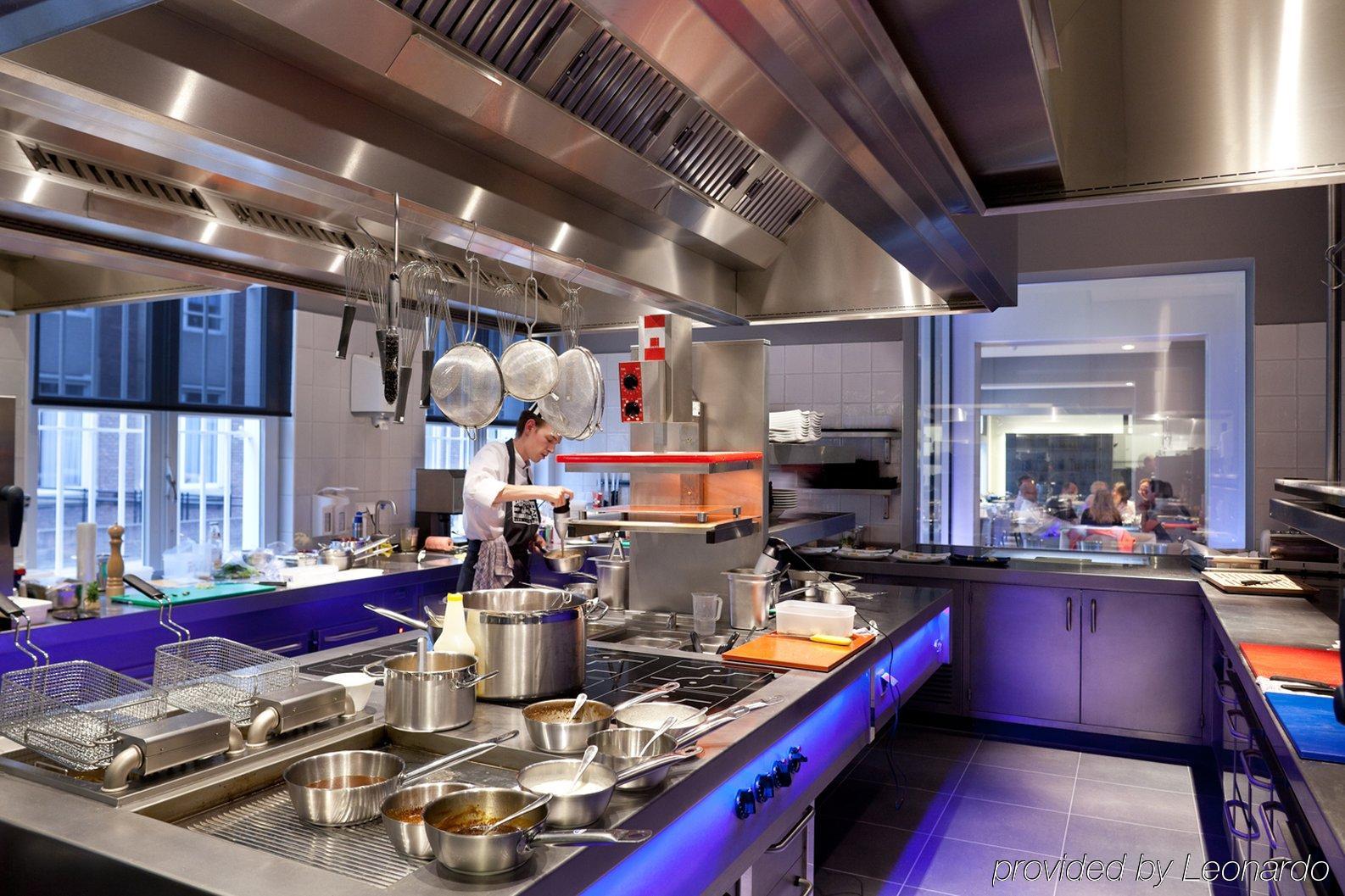 鲁尔蒙德 阿雷斯特之家酒店 餐厅 照片 A commercial kitchen