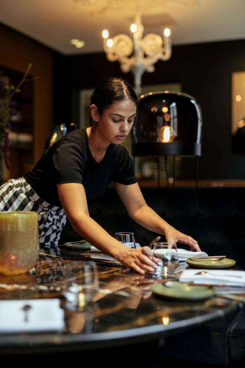 鲁尔蒙德 阿雷斯特之家酒店 外观 照片 A waitress clearing a table
